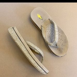 Volatile Tan Y2K Flip-Flop/Thong  Sandals Aloha Woven Textile Small Platform Hee